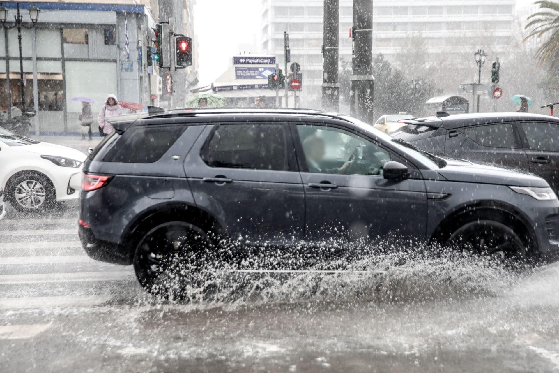 Θυελλώδης κακοκαιρία πλήττει την Ελλάδα με ανέμους 9 μποφόρ