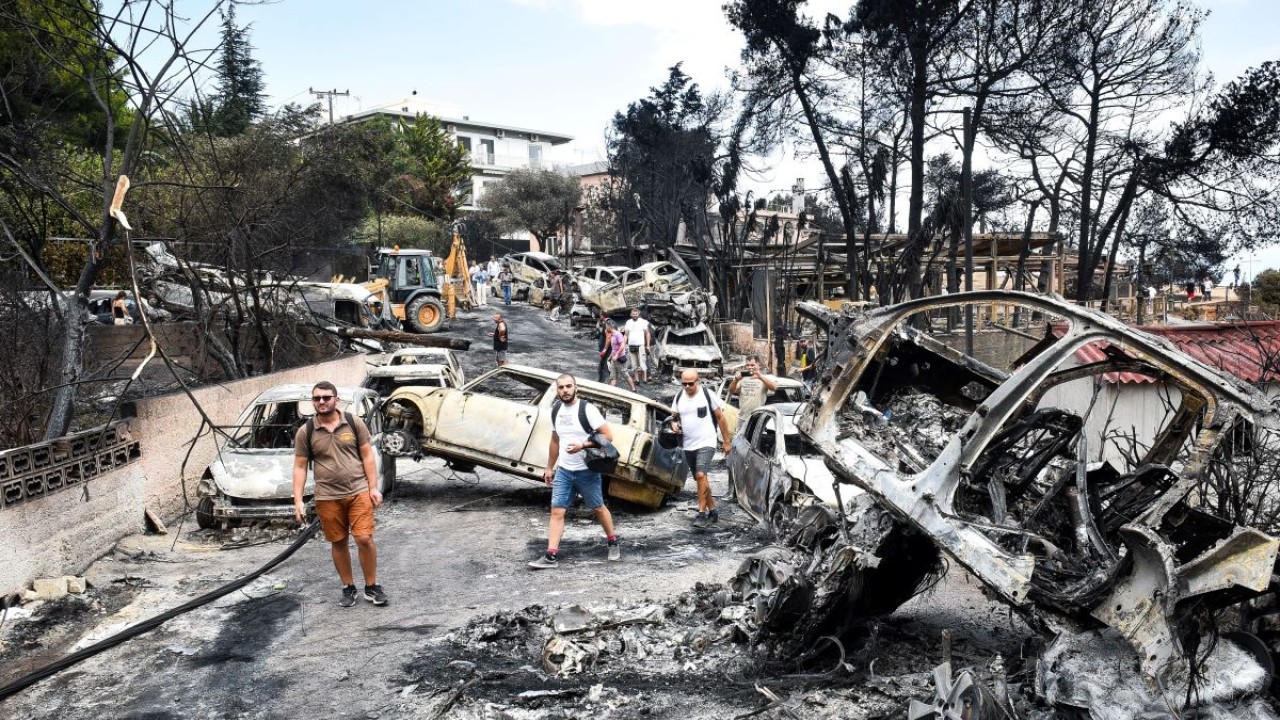 Μάτι: 8 χρόνια από την εθνική τραγωδία – 104 ψυχές, ανοιχτές πληγές και η μνήμη που δεν σβήνει