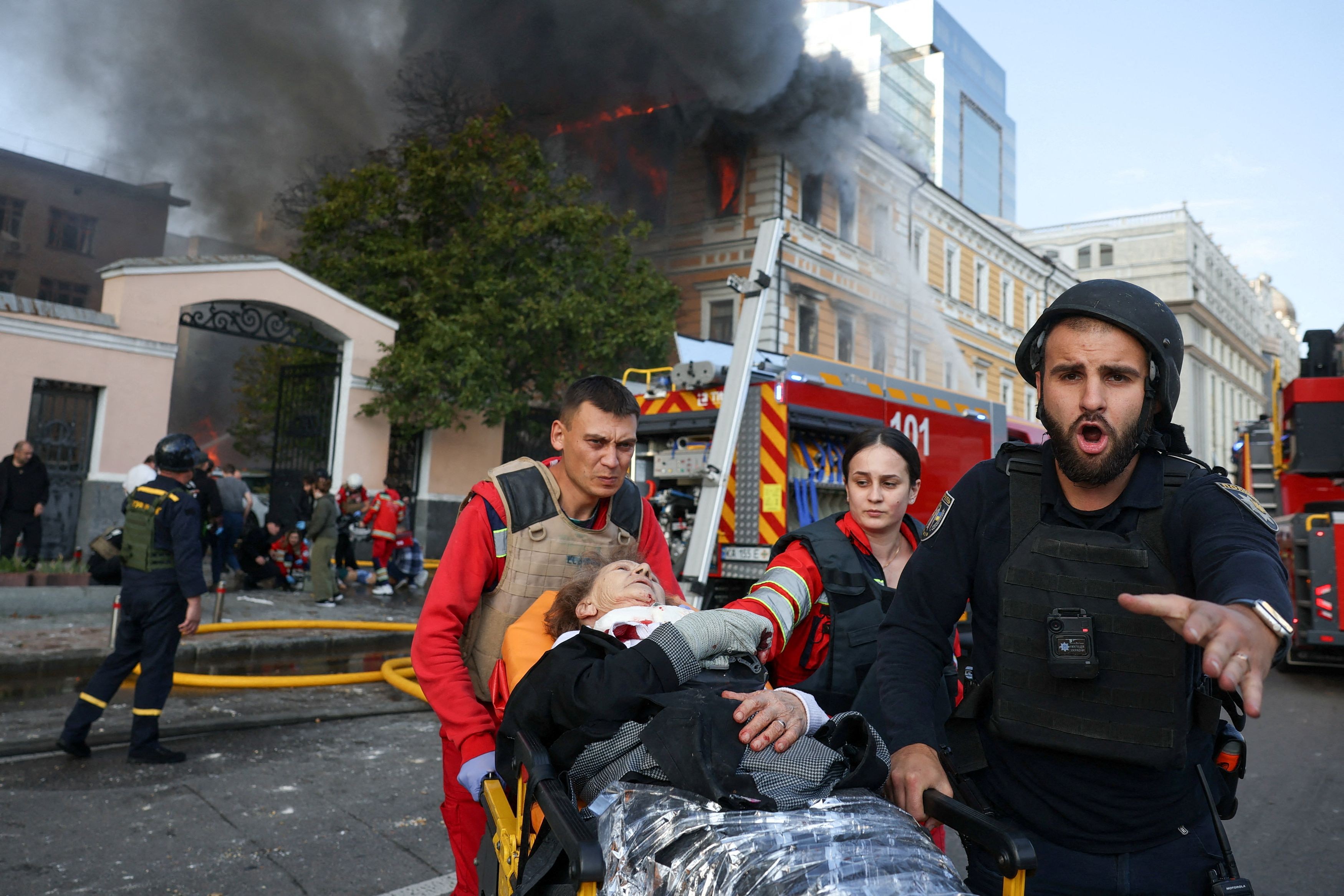 Ουκρανικός Χειμώνας: Το Κίεβο Υπό Ρωσική Πολιορκία, Μνήμες Ηρώων και Αντίστασης